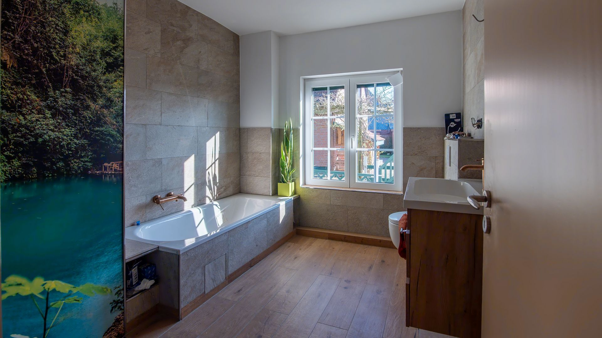 Badezimmer mit Waschbecken und Badewanne