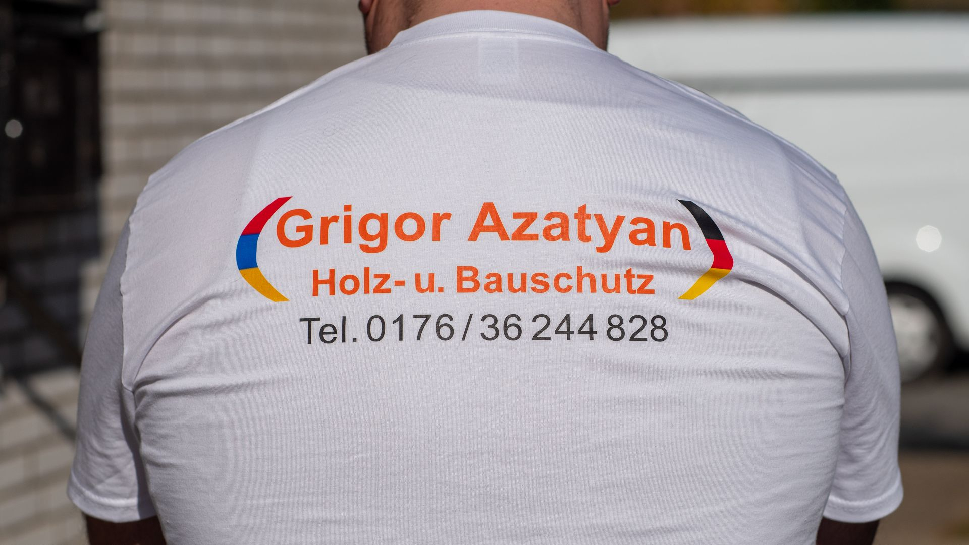 Shirt von hinten mit Firmenaufschrift
