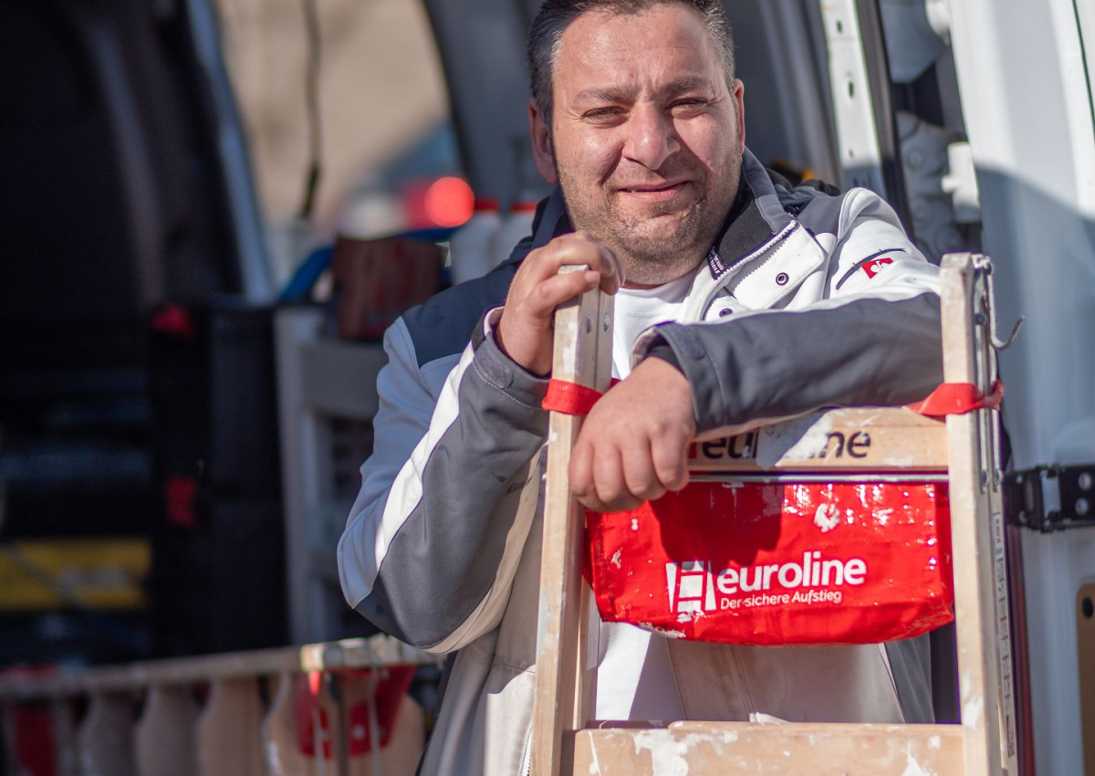 Chef mit Leiter in der Hand
