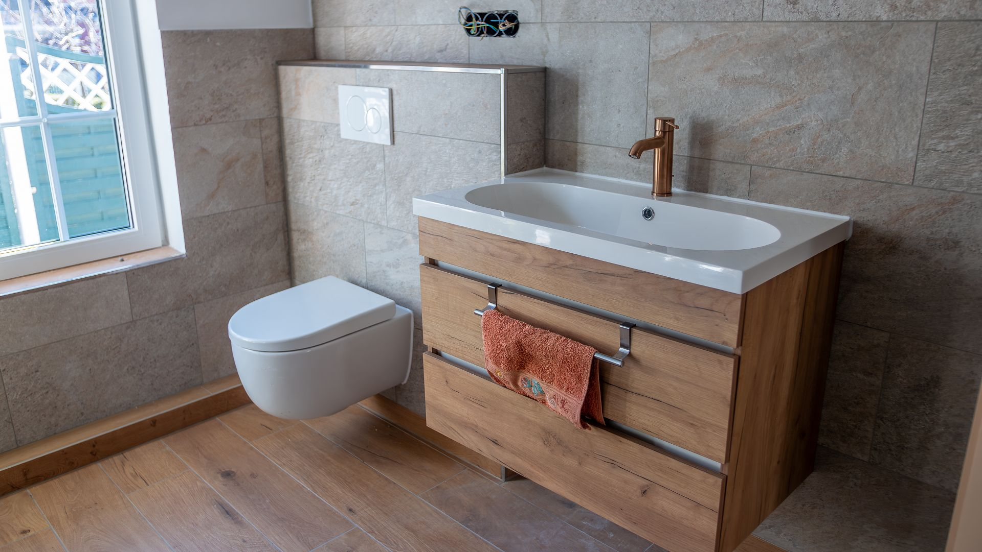 Waschbecken und WC